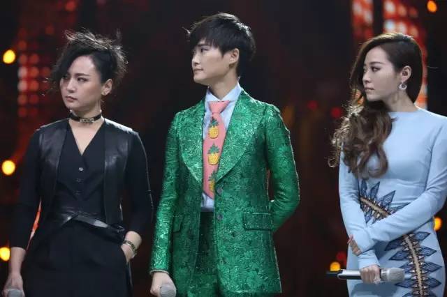 李宇春、周筆暢、張靚穎湖南臺跨年晚會同框