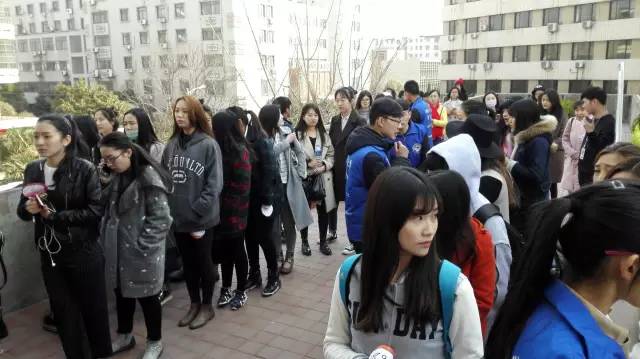 還沒開始時大家已經(jīng)開始有序排隊了，棒棒噠！