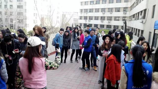 還沒開始時大家已經(jīng)開始有序排隊了，棒棒噠！