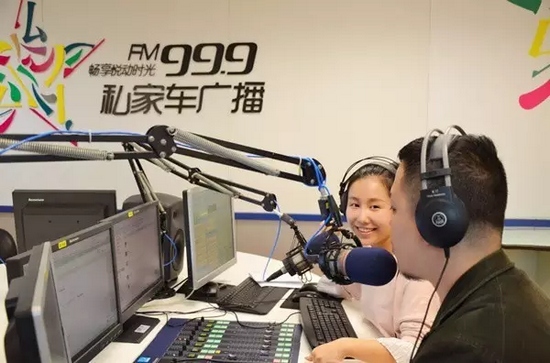 美女嘉賓來做客直播間，麥姐看莫非的眼神，嘖嘖，愛一個人是什么感覺？