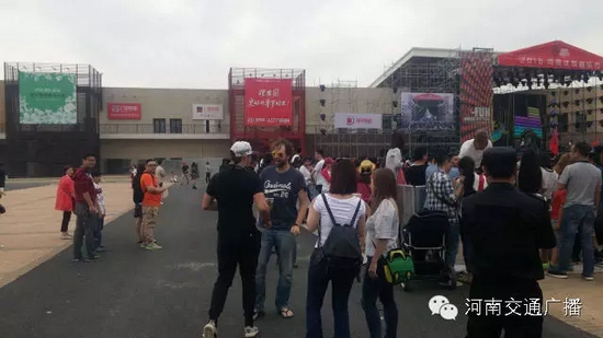 哇塞，現(xiàn)場(chǎng)還有外國(guó)友人~