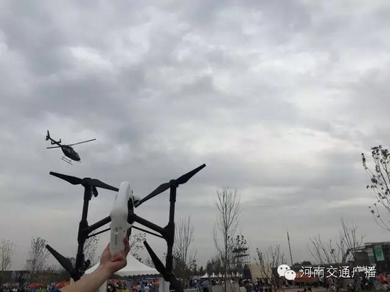 你以為音樂節(jié)只有音樂嗎？交廣號(hào)和無人機(jī)也在哦，看見它就揮揮手吧！