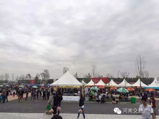 雖然天空已經(jīng)烏云密布，但大家的熱情絲毫不減！