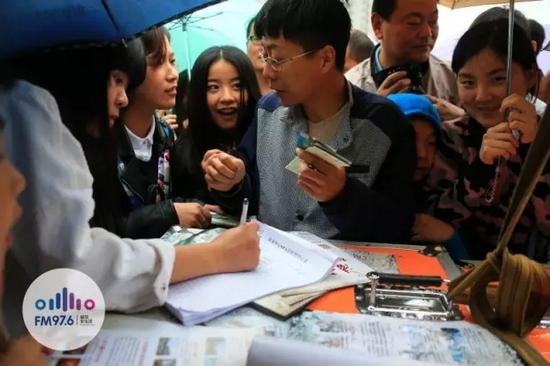 現(xiàn)場觀眾被臺上的浪漫氣氛感染，紛紛報(bào)名參加現(xiàn)場表白。