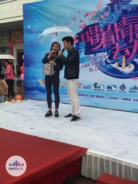 這是一位在校大學(xué)校，暗暗的喜歡純純的愛。