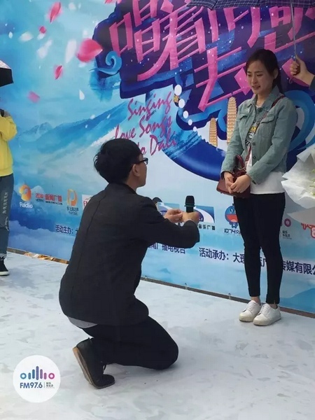 蘇世龍手捧戒指，單膝跪地向夢夢求婚，夢夢激動的說不出話來，點(diǎn)頭答應(yīng)~