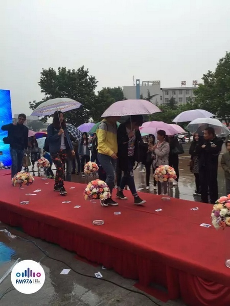 　　好友從屏幕后面走出來，他們特意從陜西、平頂山趕來為兩人送出祝福。