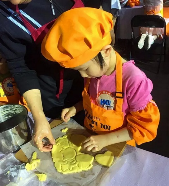 在爸爸媽媽的陪同下，親手制作餅干