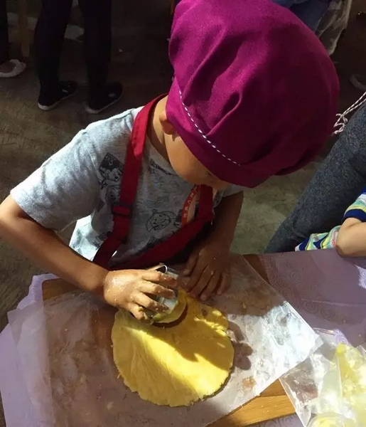 在爸爸媽媽的陪同下，親手制作餅干