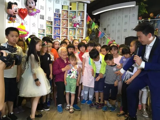 　　豫劇表演藝術(shù)家高潔老師和孩子們在一起，講述自己和戲曲的故事，祝福所有的小朋友節(jié)日快樂。