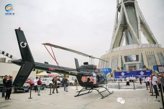 張貼著愛心助考車貼的“交廣號”直升機也同時起飛，共同開啟了今年的愛心助考之旅。