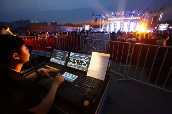 嚴(yán)謹(jǐn)?shù)囊繇懤蠋煟頃?huì)的效果全在他的控制之內(nèi)。