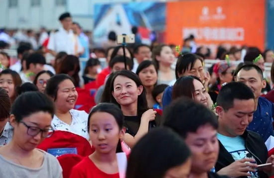 正是你們的笑容，才讓我們有了繼續(xù)前行的動(dòng)力，哪怕風(fēng)雨兼程。