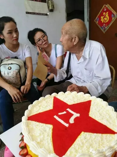 二姐們認(rèn)真聽老兵講抗戰(zhàn)的故事，老人年事已高，記憶都是轟炸！轟炸！轟炸！