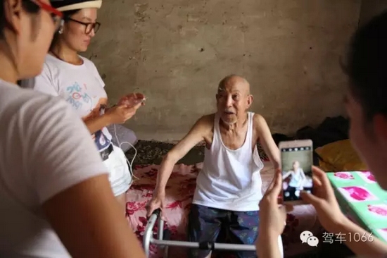 老兵老兵，你的勛章呢，國家給你的那個？