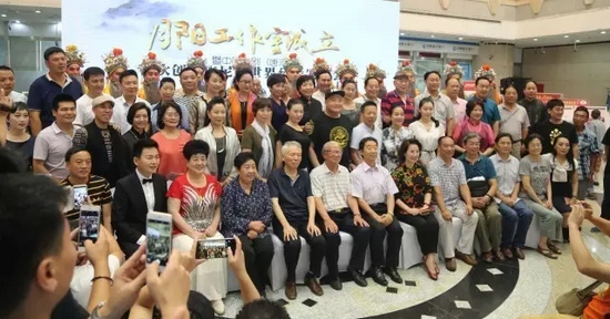 諸多藝術(shù)家和社會各界人士以及唐派弟子、戲迷到場祝賀