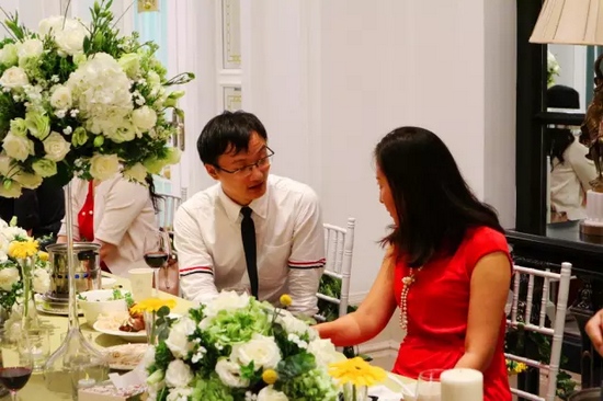 這種熱烈的氣氛，一直延續(xù)到飯桌上。