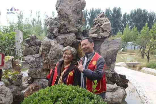 爺爺奶奶叔叔阿姨被盛運(yùn)莊園的景致吸引，紛紛拍照留影