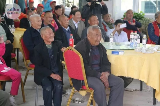 臺(tái)上展風(fēng)采，臺(tái)下笑開懷