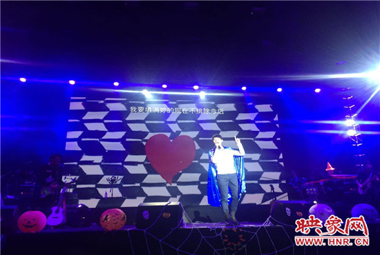 嚴爵及相信音樂旗下其他藝人賣力演出。