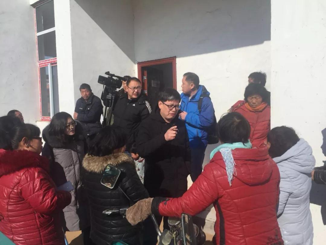 草莓農(nóng)戶(hù)圍著專(zhuān)家問(wèn)草莓生產(chǎn)中的難題