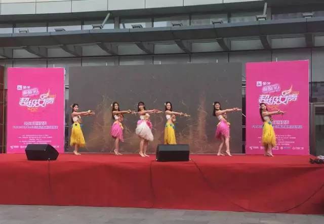 伴隨著舞蹈演員們的開場，比賽在上午10點半正式拉開序幕