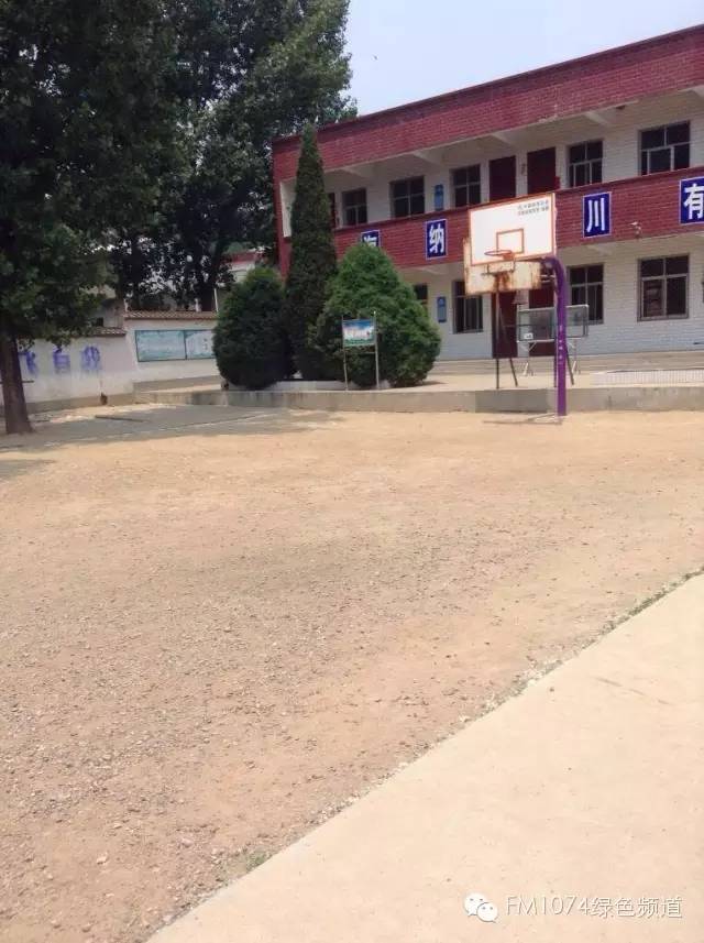 學校面積不大，只有一棟教學樓。