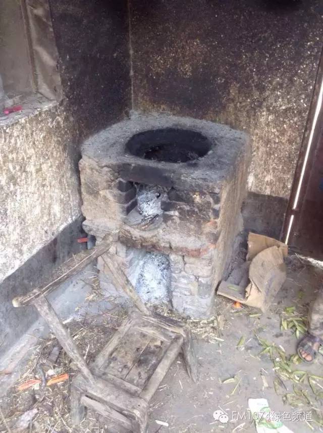 走訪另一個貧困家庭，進去之后才知道什么是真正的一貧如洗、家徒四壁。