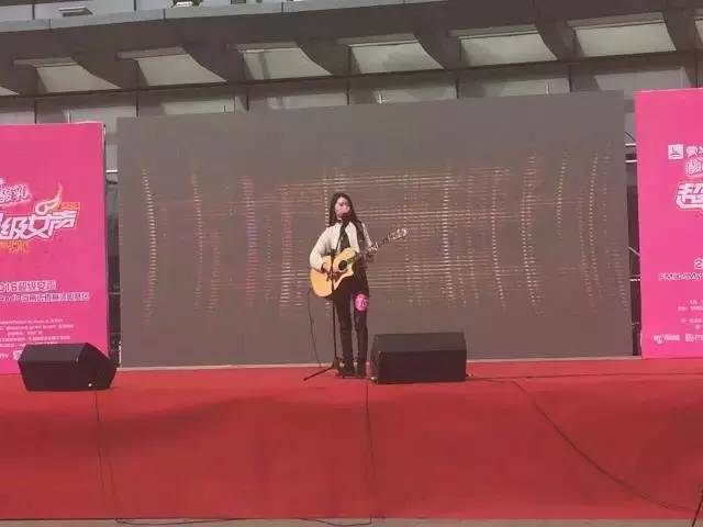 第一位自彈自唱的女生，魅力無(wú)法阻擋！