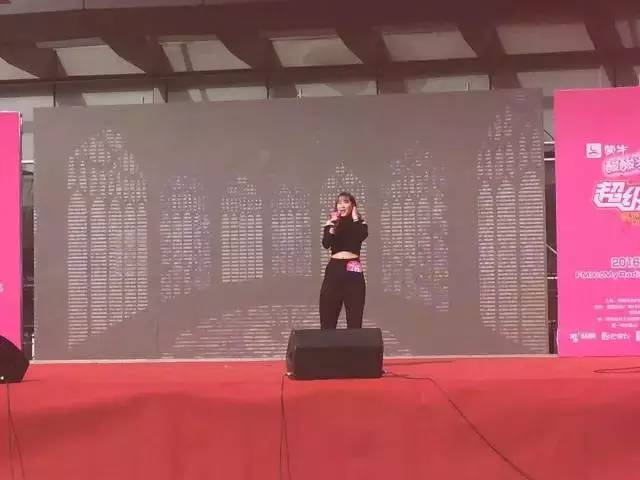 這pose一看就是在飆高音，猜猜看她唱的是哪首歌？