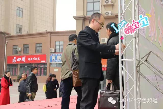 寒江副總監(jiān)親力親為，事無(wú)巨細(xì)。偶像真是暖暖惹人愛(ài)呢！