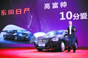 東風(fēng)日產(chǎn)市場(chǎng)銷(xiāo)售總部副總部長(zhǎng)楊嵩正在講解新一代軒逸的產(chǎn)品特點(diǎn) 東風(fēng)日產(chǎn)市場(chǎng)銷(xiāo)售總部副總部長(zhǎng)楊嵩正在講解新一代軒逸的產(chǎn)品特點(diǎn)