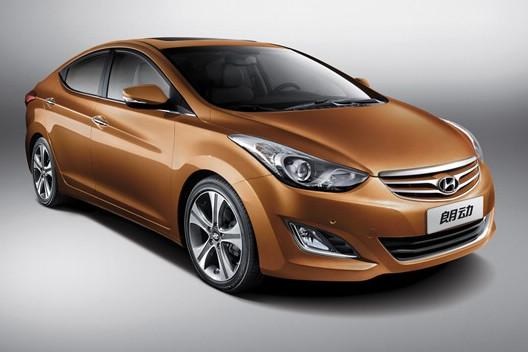 　　北京現(xiàn)代朗動(dòng)分別搭載1.6L和1.8L兩種發(fā)動(dòng)機(jī)，共7款車(chē)型?！傲黧w雕塑”設(shè)計(jì)理念持身的朗動(dòng)看上