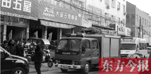 火災(zāi)發(fā)生后，袁厲害家門前的大路上停滿了消防車和警車