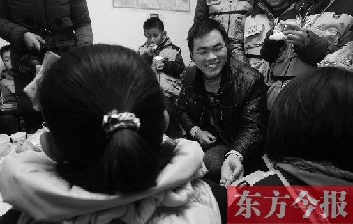胡利朋和今報(bào)小記者們一起交流 胡利朋和今報(bào)小記者們一起交流