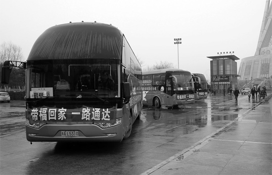 昨天上午10點(diǎn)，17輛愛心大巴從中原福塔廣場(chǎng)發(fā)車