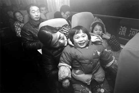 坐上愛心大巴，乘客滿臉喜悅