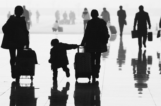 昨日，鄭州東站，一名孩子拉著媽媽和包裹快樂地奔走在春運的途中