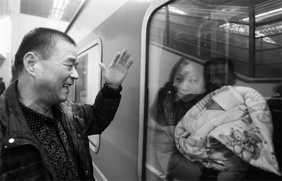 車要開了，史振星揮手向女兒懷中的外孫告別。女兒帶著剛剛出生43天的孩子，要到千里之外湖南的婆婆家過新