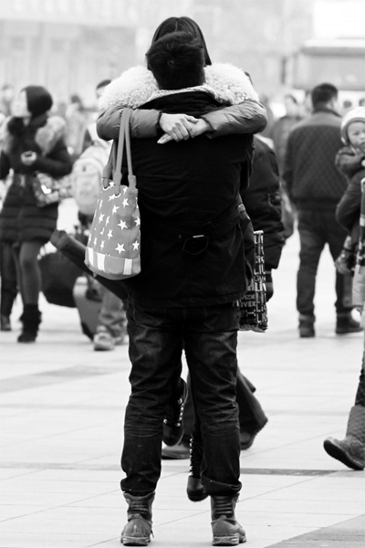 浪漫的情侶，離別時不忘激情擁抱