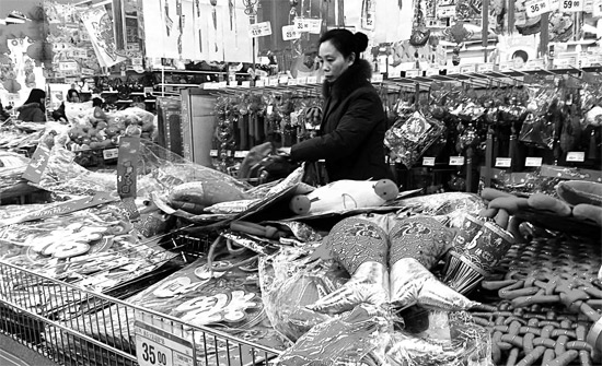 超市里，和春節(jié)相關(guān)的商品被擺放到了十分顯眼的位置