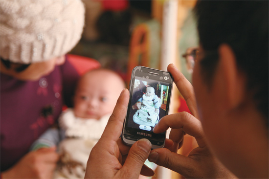 拍幾張照片，帶回去給孩子的爺爺奶奶看