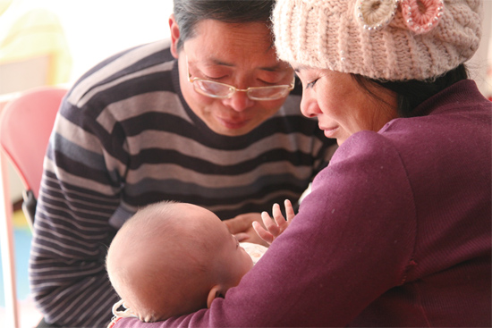 在“魯冰花舍”，李俊峰夫婦就這樣抱著奇奇看了好久