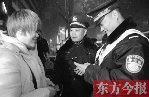 鄭州市公安局金水路分局黃柏仁局長(zhǎng)(中)帶領(lǐng)民警夜間在轄區(qū)巡邏 鄭州市公安局金水路分局黃柏仁局長(zhǎng)(中)帶領(lǐng)民警夜間在轄區(qū)巡邏
