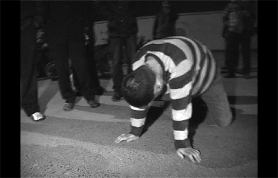 昨日凌晨，鄭州市化工路西段，渾身酒氣的男子出盡洋相