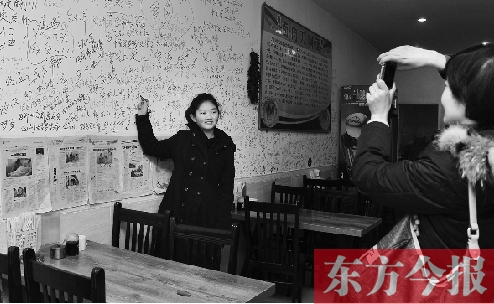 東方今報(bào)“一碗面的溫暖”還在延續(xù)，媒體和愛(ài)心人士的吃面接力熱情不減。