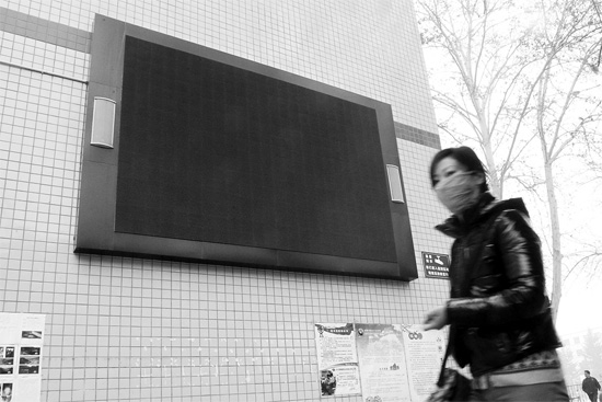 教育部下發(fā)通知，不僅要求學(xué)校引導(dǎo)學(xué)生勤儉節(jié)約，學(xué) 校也要節(jié)約辦公。昨天是開學(xué)第一天，鄭州市39中校園