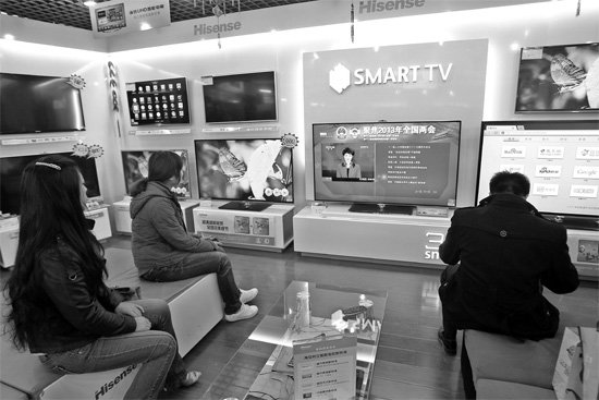 5日，鄭州市的家電賣場里，網(wǎng)絡(luò)電視正在同步直播兩會報道 東方今報記者張培方攝