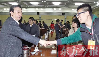 4月22日，省委書記、省人大常委會(huì)主任郭庚茂和“聚焦中博·河南行”中部六省媒體采訪團(tuán)成員親切握手