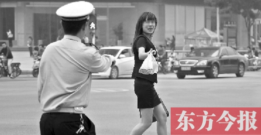 一名女子闖紅燈，并且躲避交警的處罰